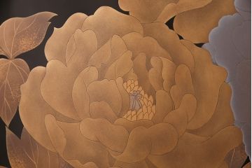 中古　美品　民芸家具　輪島塗　井波唯志作　萩に牡丹　金銀蒔絵　蒔絵の意匠が見事な大振りの衝立(定価約450万円)(つい立て)(R-047826)