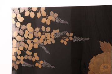 中古　美品　民芸家具　輪島塗　井波唯志作　萩に牡丹　金銀蒔絵　蒔絵の意匠が見事な大振りの衝立(定価約450万円)(つい立て)(R-047826)