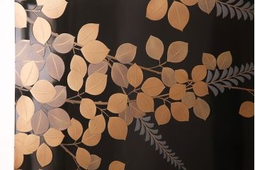 中古　美品　民芸家具　輪島塗　井波唯志作　萩に牡丹　金銀蒔絵　蒔絵の意匠が見事な大振りの衝立(定価約450万円)(つい立て)(R-047826)