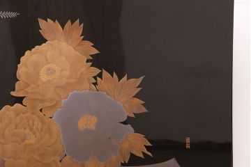 中古　美品　民芸家具　輪島塗　井波唯志作　萩に牡丹　金銀蒔絵　蒔絵の意匠が見事な大振りの衝立(定価約450万円)(つい立て)(R-047826)
