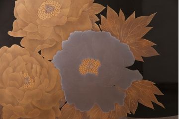 中古　美品　民芸家具　輪島塗　井波唯志作　萩に牡丹　金銀蒔絵　蒔絵の意匠が見事な大振りの衝立(定価約450万円)(つい立て)(R-047826)