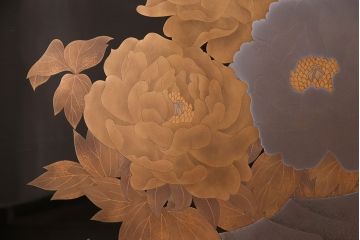 中古　美品　民芸家具　輪島塗　井波唯志作　萩に牡丹　金銀蒔絵　蒔絵の意匠が見事な大振りの衝立(定価約450万円)(つい立て)(R-047826)