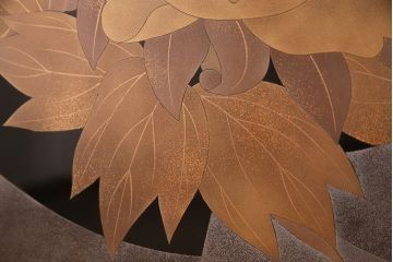 中古　美品　民芸家具　輪島塗　井波唯志作　萩に牡丹　金銀蒔絵　蒔絵の意匠が見事な大振りの衝立(定価約450万円)(つい立て)(R-047826)