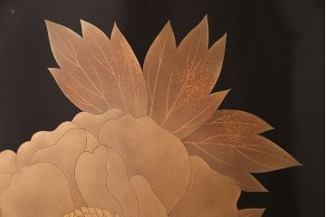 中古　美品　民芸家具　輪島塗　井波唯志作　萩に牡丹　金銀蒔絵　蒔絵の意匠が見事な大振りの衝立(定価約450万円)(つい立て)(R-047826)