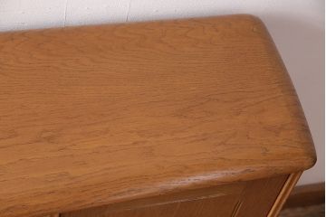 イギリスビンテージ　希少品!見せる収納と隠す収納を叶えてくれるERCOL(アーコール)社製のニレ材製サイドキャビネット(戸棚、収納棚)(R-047827)