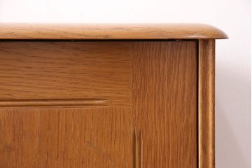 イギリスビンテージ　希少品!見せる収納と隠す収納を叶えてくれるERCOL(アーコール)社製のニレ材製サイドキャビネット(戸棚、収納棚)(R-047827)