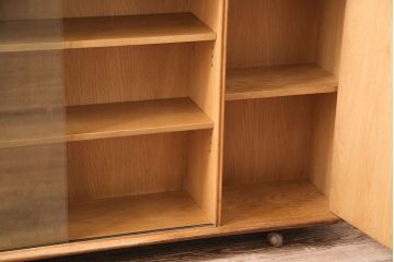 イギリスビンテージ　希少品!見せる収納と隠す収納を叶えてくれるERCOL(アーコール)社製のニレ材製サイドキャビネット(戸棚、収納棚)(R-047827)