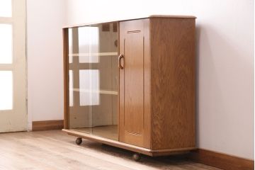 イギリスビンテージ　希少品!見せる収納と隠す収納を叶えてくれるERCOL(アーコール)社製のニレ材製サイドキャビネット(戸棚、収納棚)(R-047827)