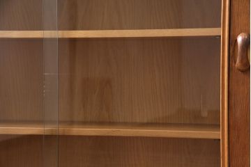 イギリスビンテージ　希少品!見せる収納と隠す収納を叶えてくれるERCOL(アーコール)社製のニレ材製サイドキャビネット(戸棚、収納棚)(R-047827)