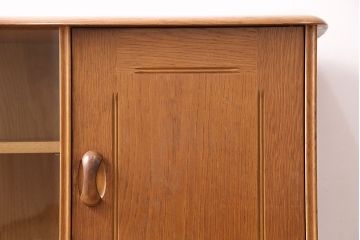 イギリスビンテージ　希少品!見せる収納と隠す収納を叶えてくれるERCOL(アーコール)社製のニレ材製サイドキャビネット(戸棚、収納棚)(R-047827)