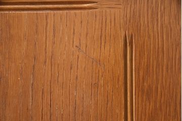 イギリスビンテージ　希少品!見せる収納と隠す収納を叶えてくれるERCOL(アーコール)社製のニレ材製サイドキャビネット(戸棚、収納棚)(R-047827)