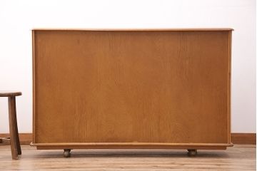イギリスビンテージ　希少品!見せる収納と隠す収納を叶えてくれるERCOL(アーコール)社製のニレ材製サイドキャビネット(戸棚、収納棚)(R-047827)