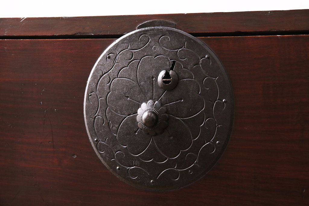 和製アンティーク　当店でリメイクを施しました!漆塗りが高級感を漂わせる米沢箪笥サイドボード(時代箪笥、衣装箪笥、チェスト)(R-047828)