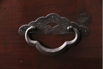 和製アンティーク　当店でリメイクを施しました!漆塗りが高級感を漂わせる米沢箪笥サイドボード(時代箪笥、衣装箪笥、チェスト)(R-047828)