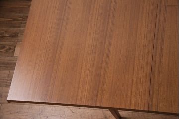 北欧ビンテージ　シャープな佇いがお洒落なMEREDEW(メレデュー)社製のエクステンションテーブル(ダイニングテーブル)(R-047829)