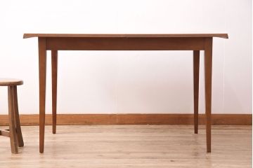 北欧ビンテージ　シャープな佇いがお洒落なMEREDEW(メレデュー)社製のエクステンションテーブル(ダイニングテーブル)(R-047829)