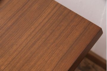 北欧ビンテージ　シャープな佇いがお洒落なMEREDEW(メレデュー)社製のエクステンションテーブル(ダイニングテーブル)(R-047829)