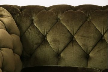 イギリスビンテージ　クラシックな佇まいが魅力的な重厚感のあるチェスターフィールド風ソファ(3人掛け)(R-047831)