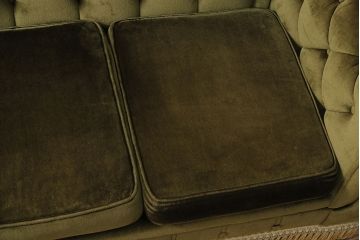 イギリスビンテージ　クラシックな佇まいが魅力的な重厚感のあるチェスターフィールド風ソファ(3人掛け)(R-047831)