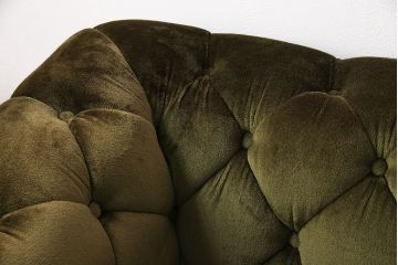 イギリスビンテージ　クラシックな佇まいが魅力的な重厚感のあるチェスターフィールド風ソファ(3人掛け)(R-047831)