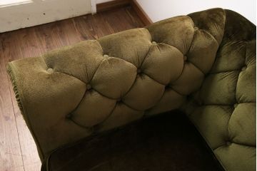 イギリスビンテージ　クラシックな佇まいが魅力的な重厚感のあるチェスターフィールド風ソファ(3人掛け)(R-047831)