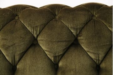 イギリスビンテージ　クラシックな佇まいが魅力的な重厚感のあるチェスターフィールド風ソファ(3人掛け)(R-047831)