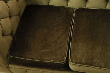 イギリスビンテージ　クラシックな佇まいが魅力的な重厚感のあるチェスターフィールド風ソファ(3人掛け)(R-047831)