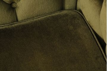 イギリスビンテージ　クラシックな佇まいが魅力的な重厚感のあるチェスターフィールド風ソファ(3人掛け)(R-047831)
