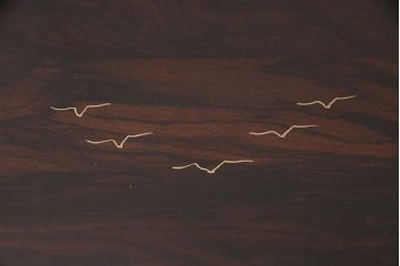 中古　輪島塗　縞黒檀材製　黒漆と蒔絵が美しい和の風情溢れるガラス天板付きの座卓(定価約180万円)(ローテーブル)(R-047841)