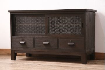 和製アンティーク　当店オリジナル模様のガラス入り!味わい深い前面桐材製の箪笥ローボード(収納棚、テレビ台、テレビボード)(R-047842)