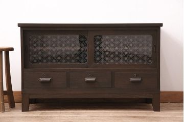 和製アンティーク　当店オリジナル模様のガラス入り!味わい深い前面桐材製の箪笥ローボード(収納棚、テレビ台、テレビボード)(R-047842)