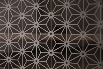 和製アンティーク　当店オリジナル模様のガラス入り!味わい深い前面桐材製の箪笥ローボード(収納棚、テレビ台、テレビボード)(R-047842)