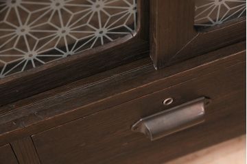 和製アンティーク　当店オリジナル模様のガラス入り!味わい深い前面桐材製の箪笥ローボード(収納棚、テレビ台、テレビボード)(R-047842)