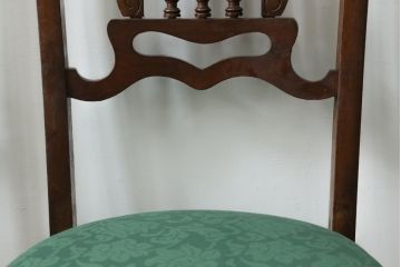 イギリスアンティーク　クラシカルな佇まいが魅力的なウォールナット材製のチェア4脚セット(ダイニングチェア、椅子)(R-047843)