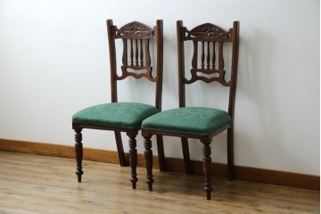 イギリスアンティーク　クラシカルな佇まいが魅力的なウォールナット材製のチェア2脚セット　(R-047845)
