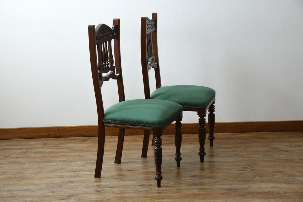 イギリスアンティーク　クラシカルな佇まいが魅力的なウォールナット材製のチェア2脚セット　(R-047845)