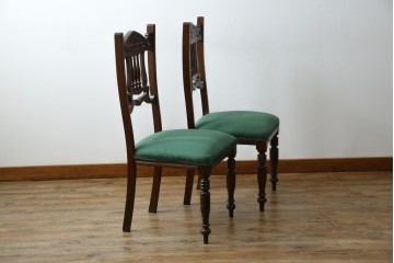 イギリスアンティーク　クラシカルな佇まいが魅力的なウォールナット材製のチェア2脚セット　(R-047845)