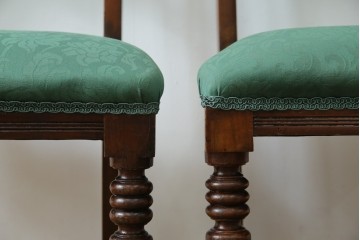 イギリスアンティーク　クラシカルな佇まいが魅力的なウォールナット材製のチェア2脚セット　(R-047845)