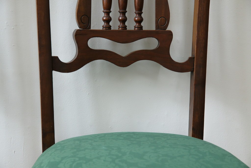 イギリスアンティーク　クラシカルな佇まいが魅力的なウォールナット材製のチェア2脚セット　(R-047845)