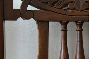 イギリスアンティーク　クラシカルな佇まいが魅力的なウォールナット材製のチェア2脚セット　(R-047845)