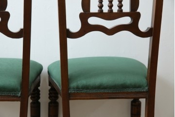 イギリスアンティーク　クラシカルな佇まいが魅力的なウォールナット材製のチェア2脚セット　(R-047845)