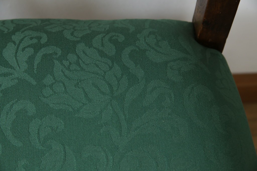 イギリスアンティーク　クラシカルな佇まいが魅力的なウォールナット材製のチェア2脚セット　(R-047845)