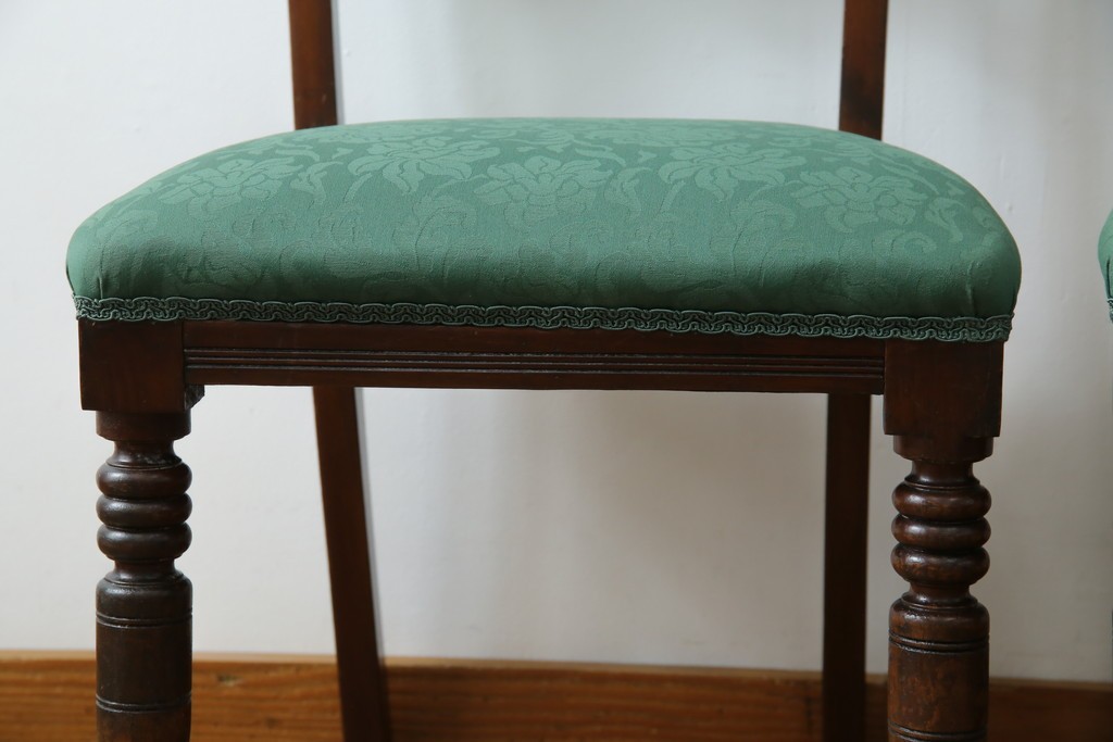 イギリスアンティーク　クラシカルな佇まいが魅力的なウォールナット材製のチェア2脚セット　(R-047845)