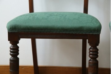 イギリスアンティーク　クラシカルな佇まいが魅力的なウォールナット材製のチェア2脚セット　(R-047845)