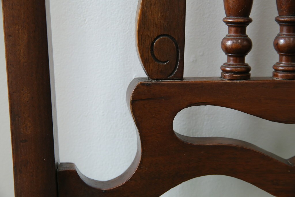 イギリスアンティーク　クラシカルな佇まいが魅力的なウォールナット材製のチェア2脚セット　(R-047845)