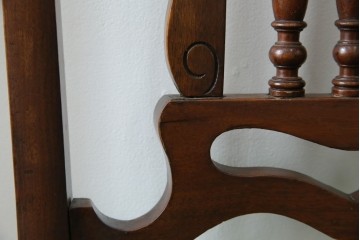 イギリスアンティーク　クラシカルな佇まいが魅力的なウォールナット材製のチェア2脚セット　(R-047845)