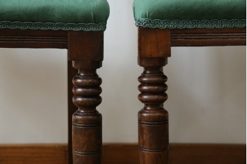 イギリスアンティーク　クラシカルな佇まいが魅力的なウォールナット材製のチェア2脚セット　(R-047845)