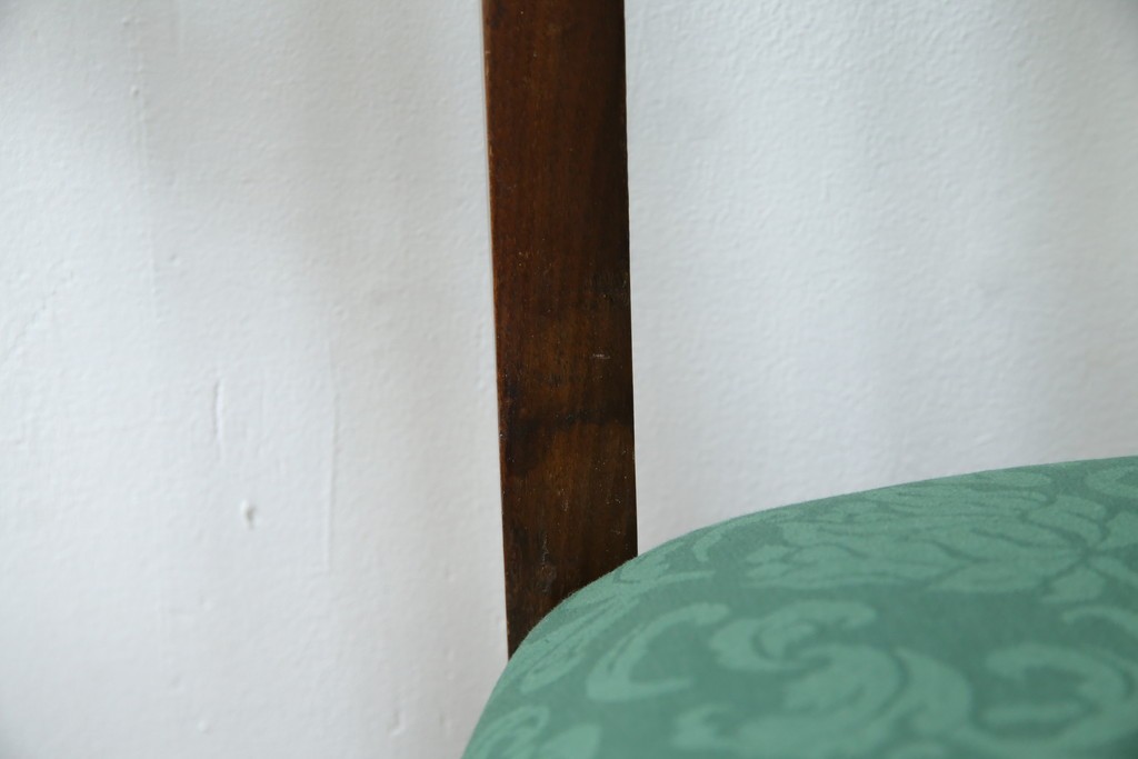 イギリスアンティーク　クラシカルな佇まいが魅力的なウォールナット材製のチェア2脚セット　(R-047845)