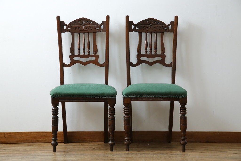 イギリスアンティーク　クラシカルな佇まいが魅力的なウォールナット材製のチェア2脚セット　(R-047845)