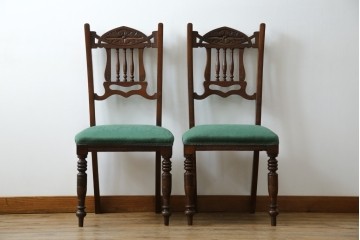 イギリスアンティーク　クラシカルな佇まいが魅力的なウォールナット材製のチェア2脚セット　(R-047845)